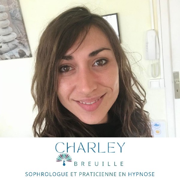 Photo de présentation de votre sophrologue et praticienne en hypnose : Charley Breuille